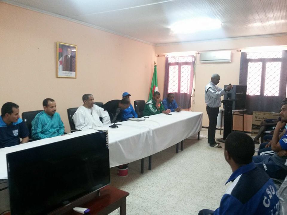 رئيس الرابطة يكرم منشطي مقابلة السد للصعود الى الجهوي الاول