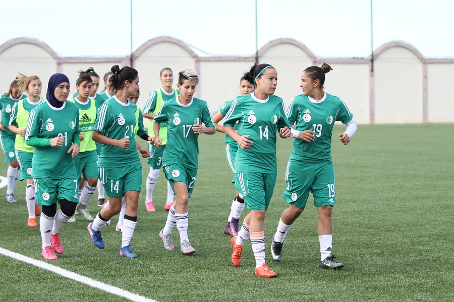 كرة القدم النسوية