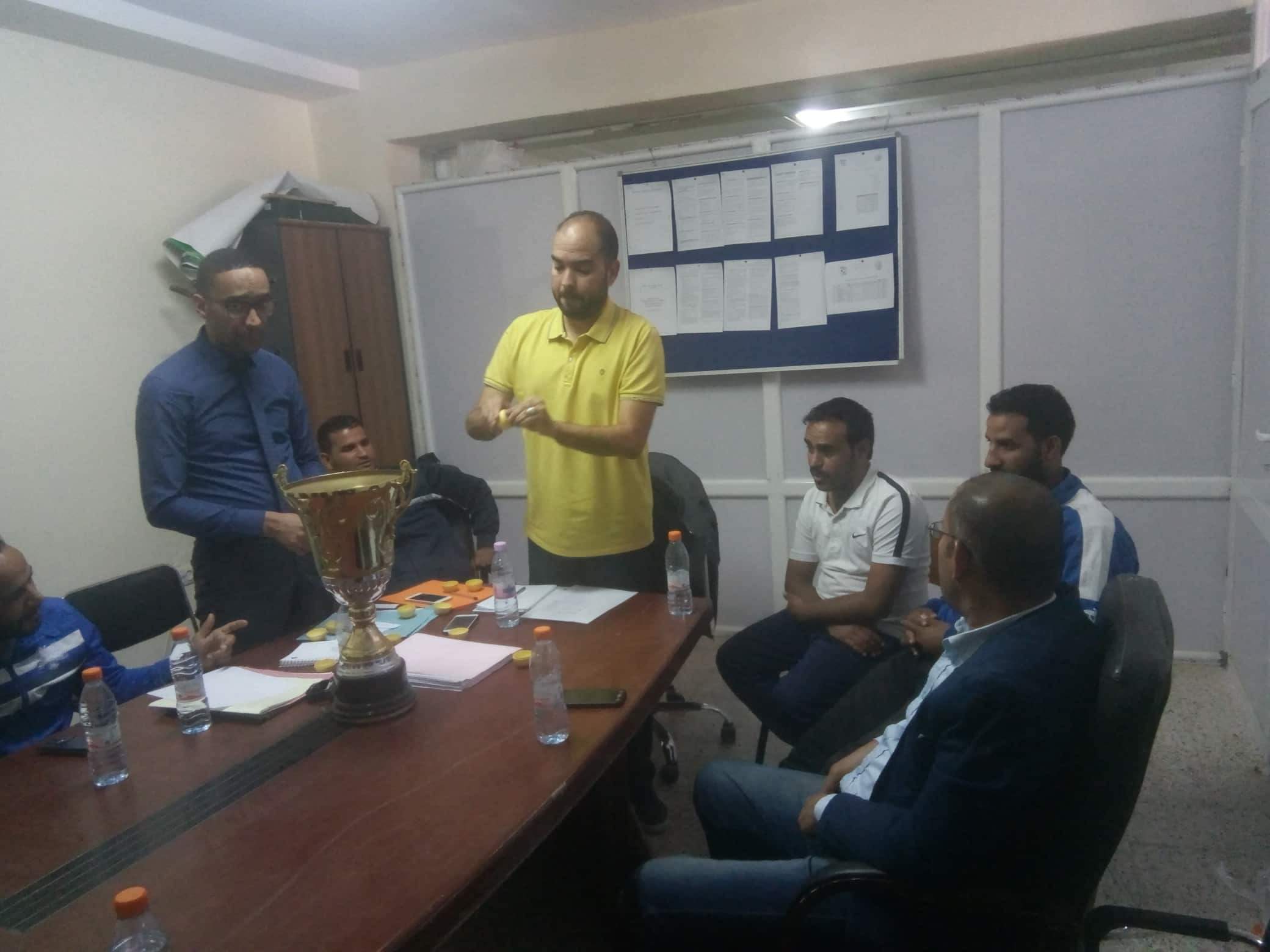 اجتماع لجنة كرة القدم داخل القاعة 