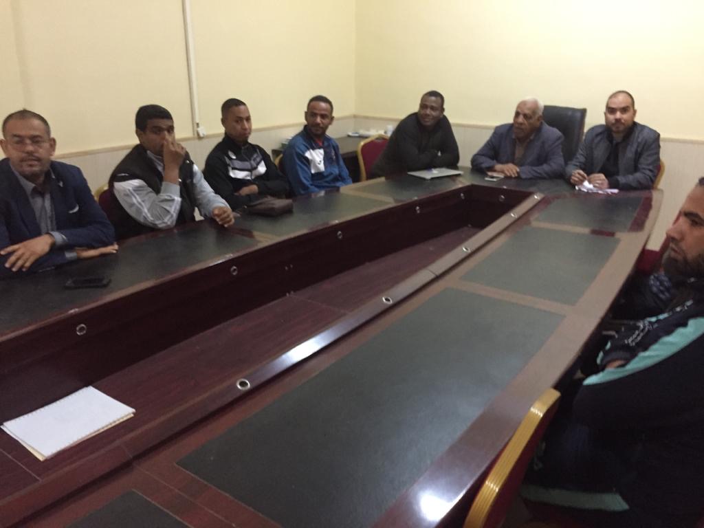 إجتماع لجنة كرة القدم داخل القاعة 