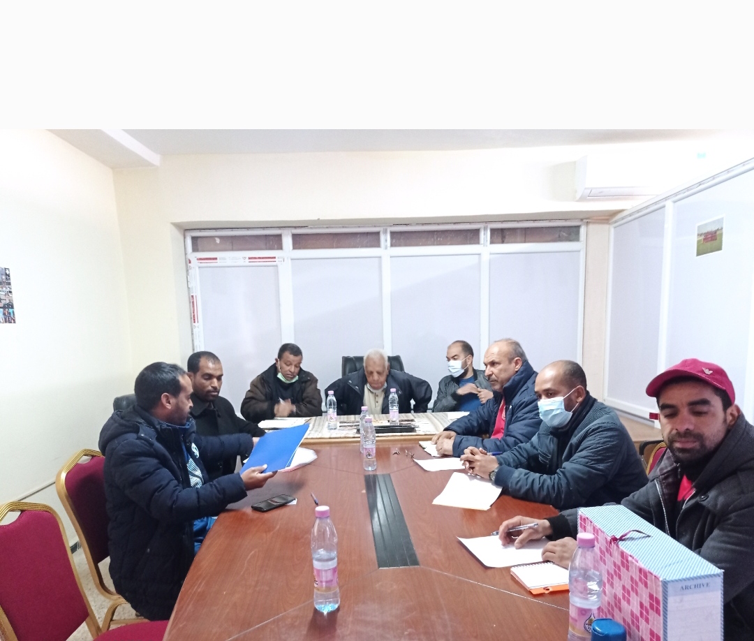 إجتماع فرق كرة القدم داخل القاعة