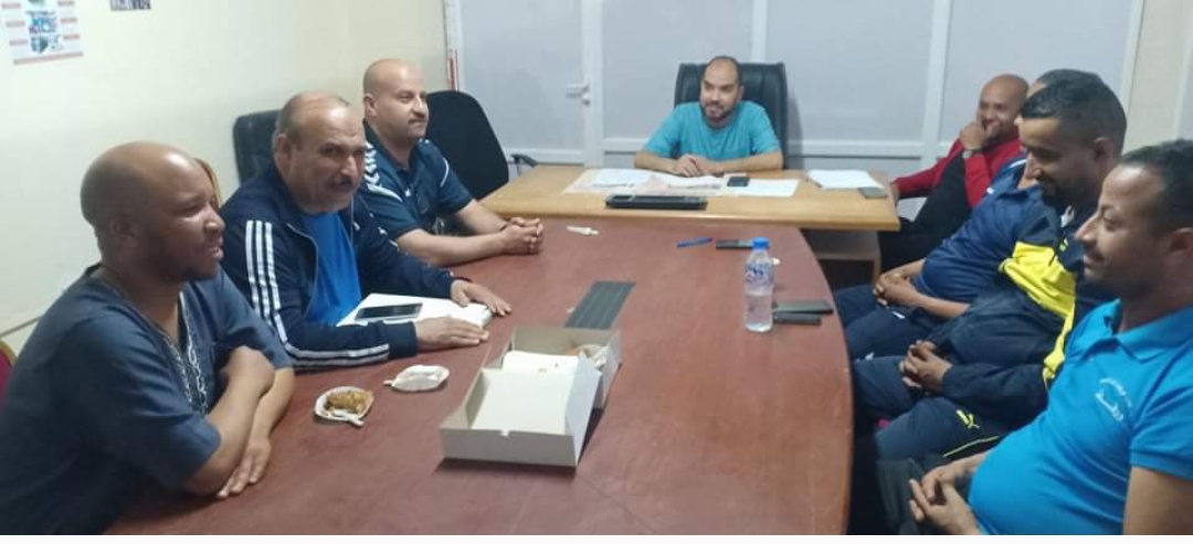 إجتماع لجنة كرة القدم داخل القاعة