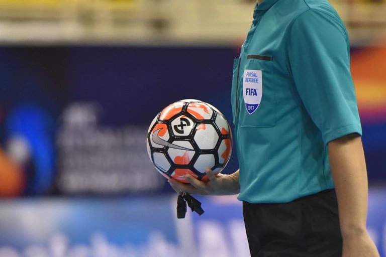 تجمع حكام كرة القدم داخل القاعة