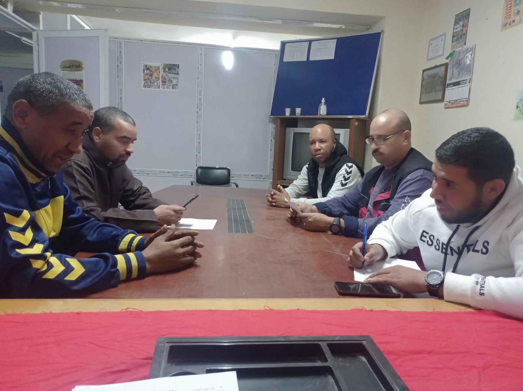 إجتماع لجنة كرة القدم داخل القاعة 